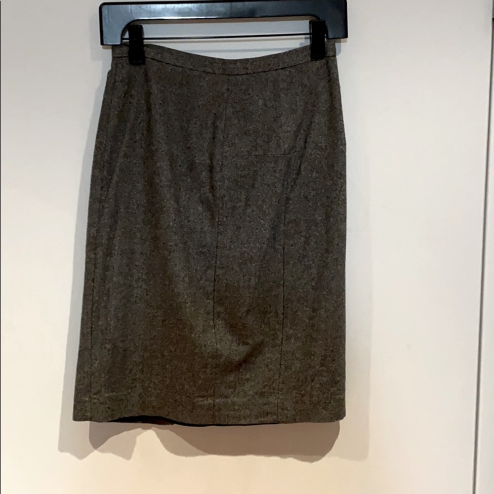 Beautiful form fitting French Connection skirt